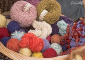 yarn-bombing-a-varese-la-giornata-del-lavoro-a-maglia-546867-610x431